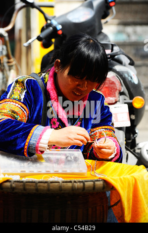 Chinesin, Herstellung und Verkauf von Handwerk waren in Shanghai Altstadt Stockfoto