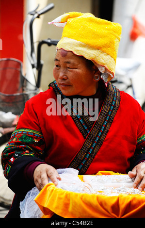 Chinesin, Herstellung und Verkauf von Handwerk waren in Shanghai Altstadt Stockfoto