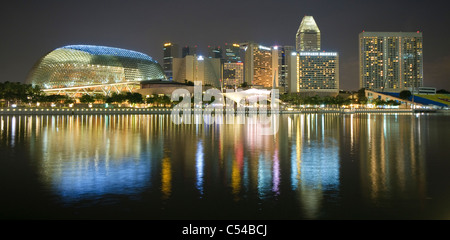 Esplanade Concert Hall an der Marina Bay mit Skyline bei Nacht, Singapur, Südostasien, Asien Stockfoto