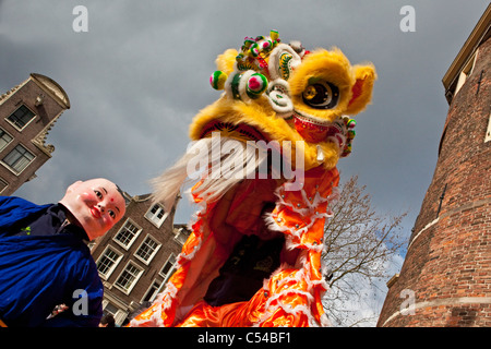 Die Niederlande, Amsterdam, feiert Chinesisches Neujahr auf Platz genannt Nieuwmarkt. Stockfoto