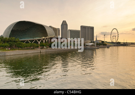 Esplanade Concert Hall, ein Zentrum für darstellende Kunst und Singapore Flyer am Marina Bay, Singapur, Südostasien, Asien Stockfoto