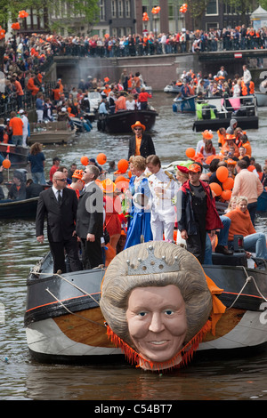 Die Niederlande, Amsterdam. Königinnentag ist eine einzigartige Nacht und Tag Karneval wie Event am 30. April jeden Jahres. Kanal-Parade. Stockfoto