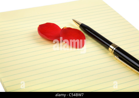 rote Rosenblätter und Briefpapier im weißen Hintergrund, Liebe Konzept Stockfoto