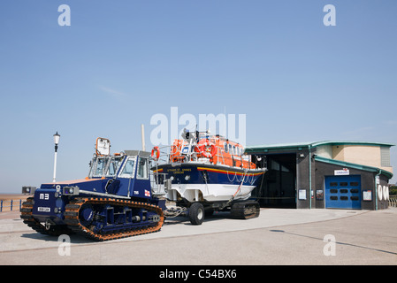Lytham St Annes, England, UK. RNLI Bahnhof Rettungsboot auf Rädern Anhänger mit Traktor Abschleppen für Kreuzung Strand an der Küste von Fylde Stockfoto