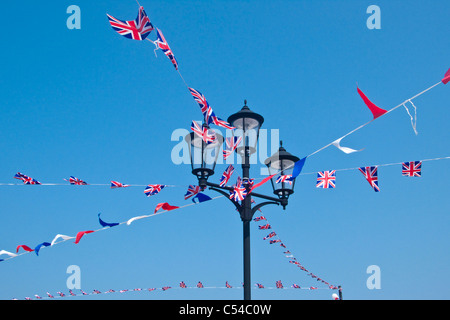 Saiten der union Flaggen vor blauem Himmel Stockfoto