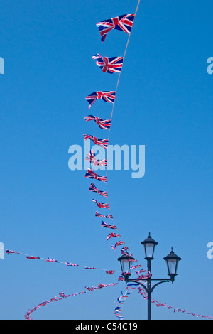 Saiten der union Flaggen vor blauem Himmel Stockfoto