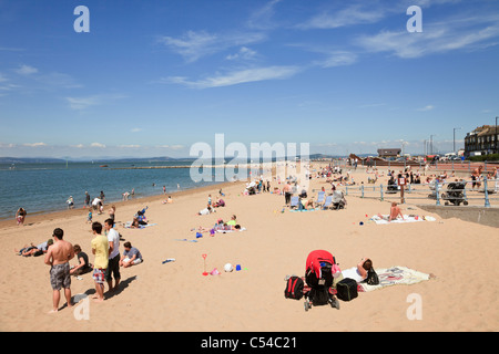 Morecambe, Lancashire, England, Vereinigtes Königreich, Großbritannien. Menschen am Sandstrand in Badeort an der Nordwestküste. Stockfoto