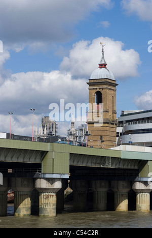 Cannon Street Bridge und Station Ansatz über die Themse, London, England Stockfoto