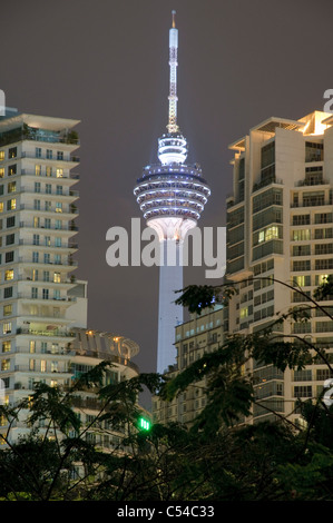 Fernsehturm Menara und Büro Gebäude, Kuala Lumpur, Malaysia, Südostasien, Asien Stockfoto