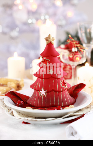 Tischdekoration für Weihnachten mit Kerzenbaum Stockfoto