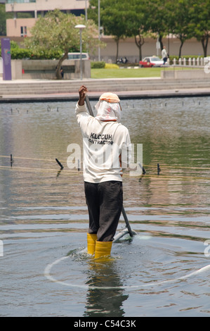 Reiniger in KLCC Park bei den Petronas Twin Towers, Kuala Lumpur, Malaysia, Südostasien, Asien Stockfoto