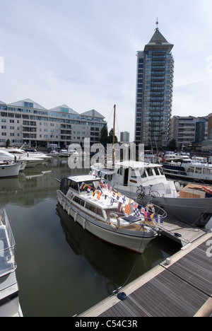 Sportboote und BelvedereTower in der Marina in Chelsea Harbour, SW10, London, England Stockfoto