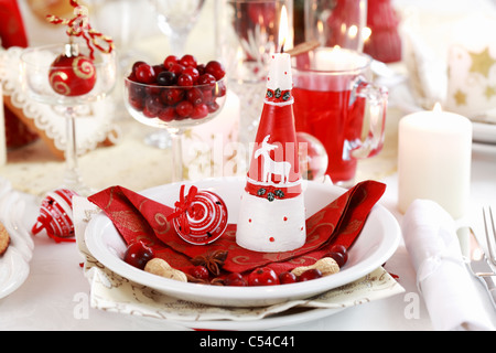 Tischdekoration für Weihnachten mit Apfelkuchen und Cranberry punch Stockfoto