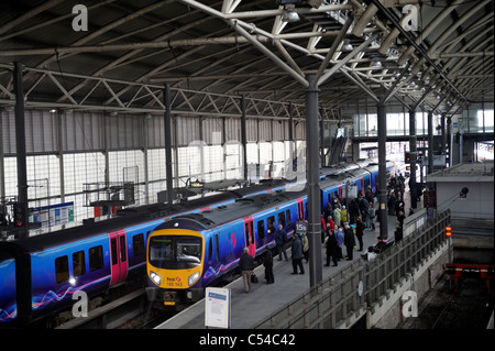 City of Leeds Hauptbahnhof Bahnsteig Stockfoto