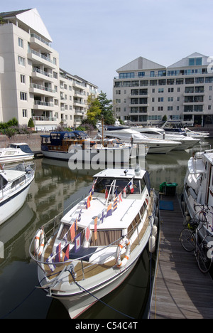 Sportboote in der Marina in Chelsea Harbour, SW10, London, England Stockfoto