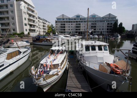 Sportboote in der Marina in Chelsea Harbour, SW10, London, England Stockfoto