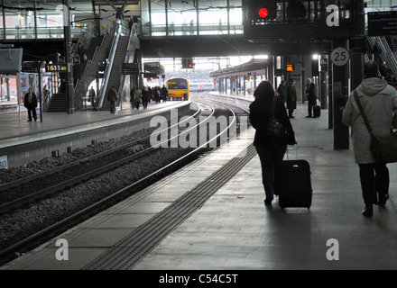 Menschen am Bahnhof Bahnsteig, Leeds Stockfoto