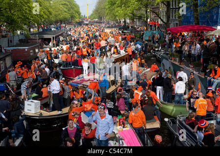 Die Niederlande, Amsterdam. Königinnentag ist eine einzigartige Nacht und Tag Karneval wie Event am 30. April jeden Jahres. Kanal-Parade. Stockfoto