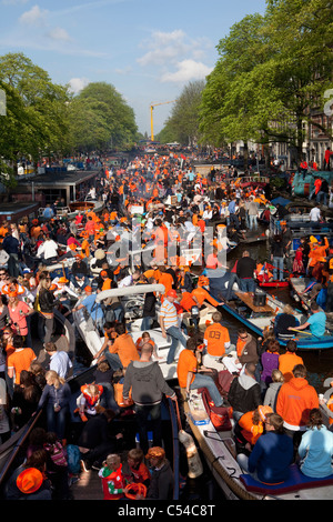 Die Niederlande, Amsterdam. Königinnentag ist eine einzigartige Nacht und Tag Karneval wie Event am 30. April jeden Jahres. Kanal-Parade. Stockfoto