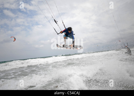 Kitesurfer im flachen Wildwasser in Küstennähe springen Stockfoto