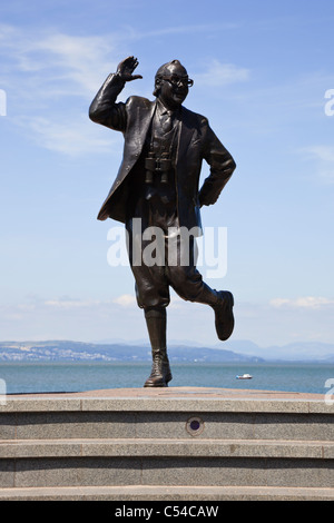 Eric Morecambe Bronzestatue am Meer in seiner Heimatstadt von Graham Ibbeson an der Strandpromenade. Morecambe, Lancashire, England, Großbritannien, Großbritannien. Stockfoto