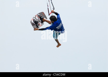 Kitesurfer in der Luft mit einem Fuß des Vorstands greifen die Rute Stockfoto