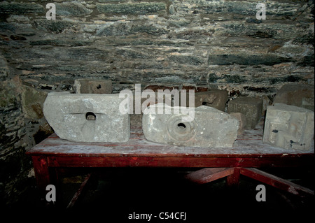 Geschnitzten Steinen im Inneren des Muness Castle, Insel Unst Shetland, Schottland. SCO 7528 Stockfoto