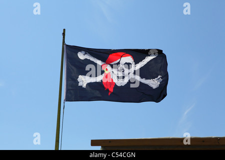 Totenkopf Fahne über Fisch Verkaufsstände in Hastings England UK Flying Stockfoto