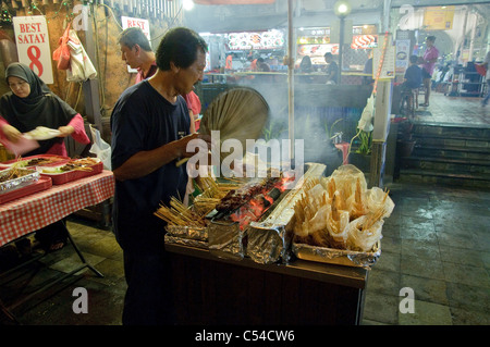 Barbecue-Grills, open Air Restaurants nachts Lau Pa Sat, Altmarkt, Food-Center, im Geschäftsviertel, Singapur Stockfoto