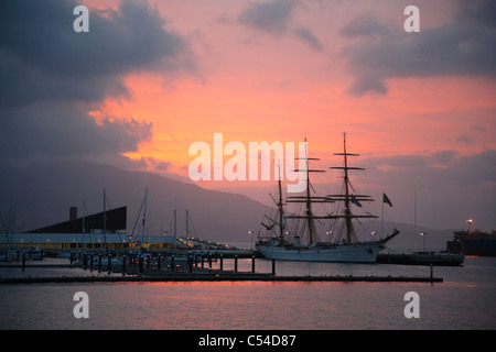 Deutsche Segelschulschiff Gorch Fock in die Portas do Mar Komplex bei Sonnenaufgang. Ponta Delgada, Azoren, Portugal. Stockfoto