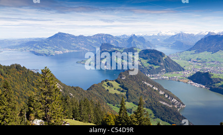 Alpine Gebirge hinunter zum Vierwaldstättersee umrahmt von alpinen Hochgebirge an einem Sommertag, Schweiz Stockfoto