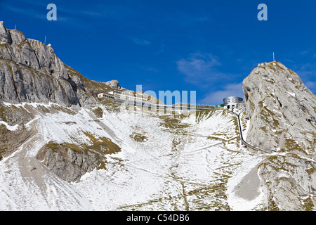 Berggipfel mit Hotel und Verkehrs-Infrastruktur des Berges Pilatus, Schweiz Stockfoto