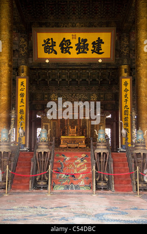 Thron in der Halle der höchsten Harmonie – Tai er Dian; Vorhof; Die Verbotene Stadt in Peking. China. Stockfoto