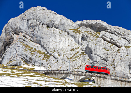 rote Zahnradbahn dienen Touristen hinauf Berg Pilatus über Luzern, Schweiz Stockfoto