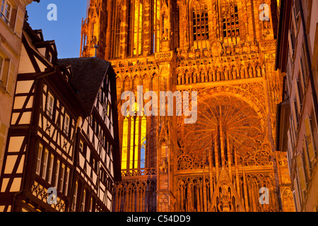 Dämmerung am massiven Kathedrale Notre Dame in Straßburg, Bas-Rhin-Elsass-Frankreich Stockfoto