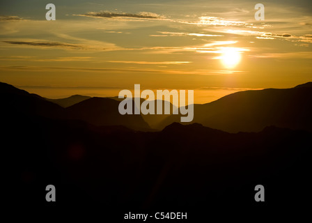 Sonnenuntergang über den Lake District Fjälls mit Honister Felsen in der Mitte von hoch heben. Stockfoto