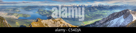 Aussicht auf den Vierwaldstättersee und die umliegenden alpinen Bergkette von Pilatus gesehen an einem Sommertag, Schweiz Stockfoto