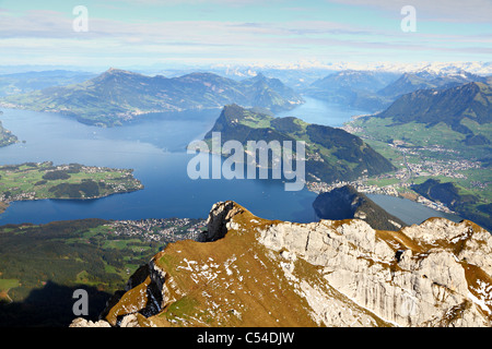 Vierwaldstätter See umrahmt von alpinen Hochgebirge an einem Sommertag, Schweiz Stockfoto