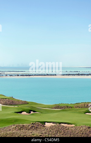 Yas Links-Golfplatz auf der Insel Yas, Skyline von Abu Dhabi auf der Rückseite, Abu Dhabi, Vereinigte Arabische Emirate, Naher Osten, Asien Stockfoto