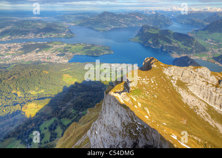 Vierwaldstätter See umrahmt von alpinen Hochgebirge an einem Sommertag, Schweiz Stockfoto