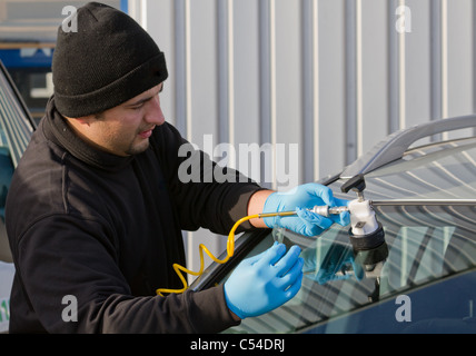 Service Agent Reparaturen gefährlichen Sprung in der Windschutzscheibe vor Ort ohne Ersatzglas kostenlos, Smart repair Stockfoto