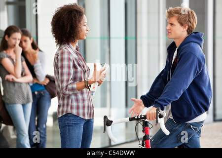 Zwei Freunde diskutieren auf dem campus Stockfoto