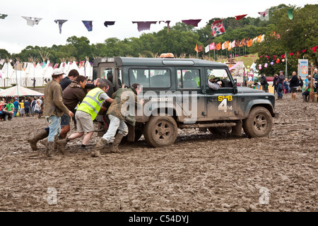 4 x 4 Landrover Lastwagen stecken im Schlamm, Park Stadium, Glastonbury Festival 2011, England, UK Stockfoto