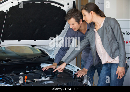 Paar auf der Suche im Automotor im showroom Stockfoto