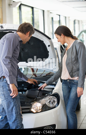 Paar auf der Suche im Automotor im showroom Stockfoto