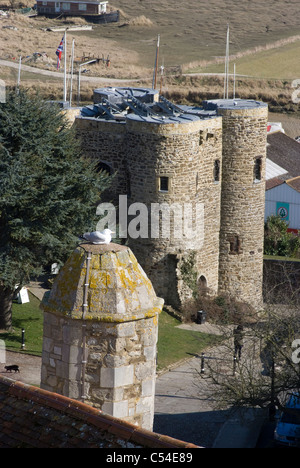 Ansicht von Ypern Turm von St. Mary Church, Roggen, East Sussex, England Stockfoto