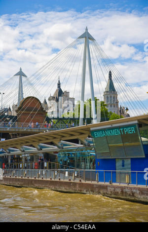 Embankment Pier, Hungerford Bridge mit den Golden Jubilee Gehwege, Blick vom Fluss Themse, City of Westminster, England, UK Stockfoto