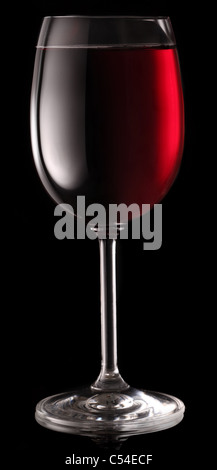 Glas Rotwein auf schwarzem Hintergrund isoliert. Stockfoto