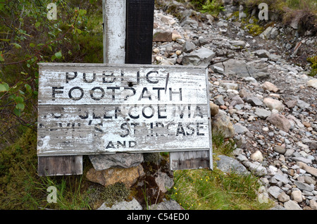 Ein ziemlich verwitterten Zeichen am Ende des West Highland Way markieren den Weg zur Glencoe und des Teufels Treppe. Stockfoto