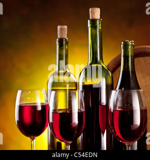 Stillleben mit Flaschen Wein, Gläser und Barriques. Stockfoto